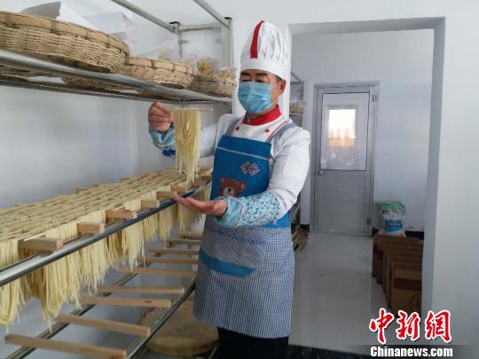 图为传统手工制作好的面条。 钟欣 摄