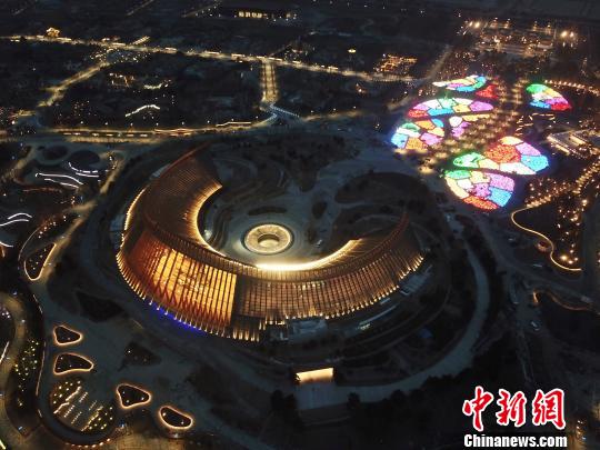 北京世园会依托山水林田肌理,在500余公顷土地上营建近百余个风格迥然、形态各异的“园中园”。图为中国馆夜景图。北京世园局供图