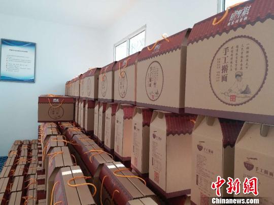 秀宝网对牌楼村的“手擀面”项目进行包装设计和网上营销。 钟欣 摄