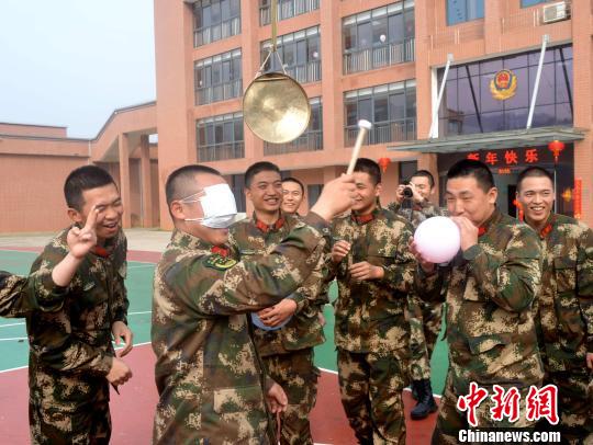 圖爲官兵們在一起玩盲人敲鑼遊戲。 供圖 攝