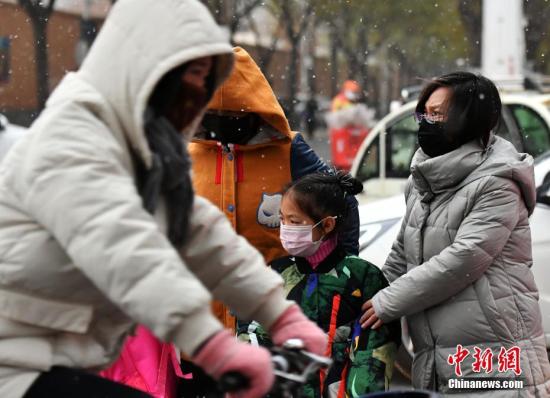 图为市民“捂装”出行。 <a target='_blank' href='http://www.chinanews.com/'>中新社</a>记者 翟羽佳 摄
