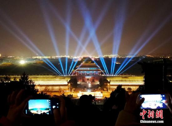 2月18日,元宵节将至,北京市民在景山公园拍摄故宫夜景。<a target='_blank' href='http://www.chinanews.com/'>中新社</a>记者 杜洋 摄