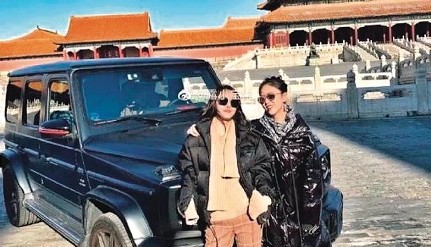 网民“露小宝LL”17日在微博炫耀自己开车进故宫。(图片来源:新浪微博截图)
