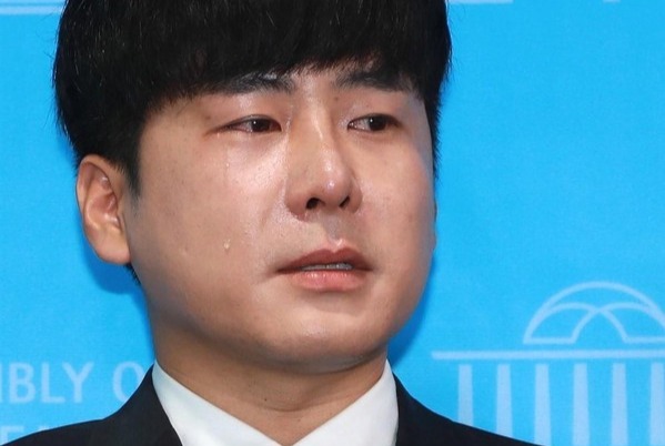 具浩仁在记者会上激动落泪