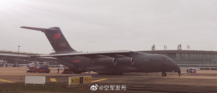 中國空軍出動包括6架運20在內的11架運輸機向武漢運送人員物資。中國空軍微博