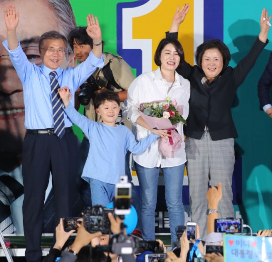 資料圖:文在寅與妻女和孫子同臺亮相(韓聯社)