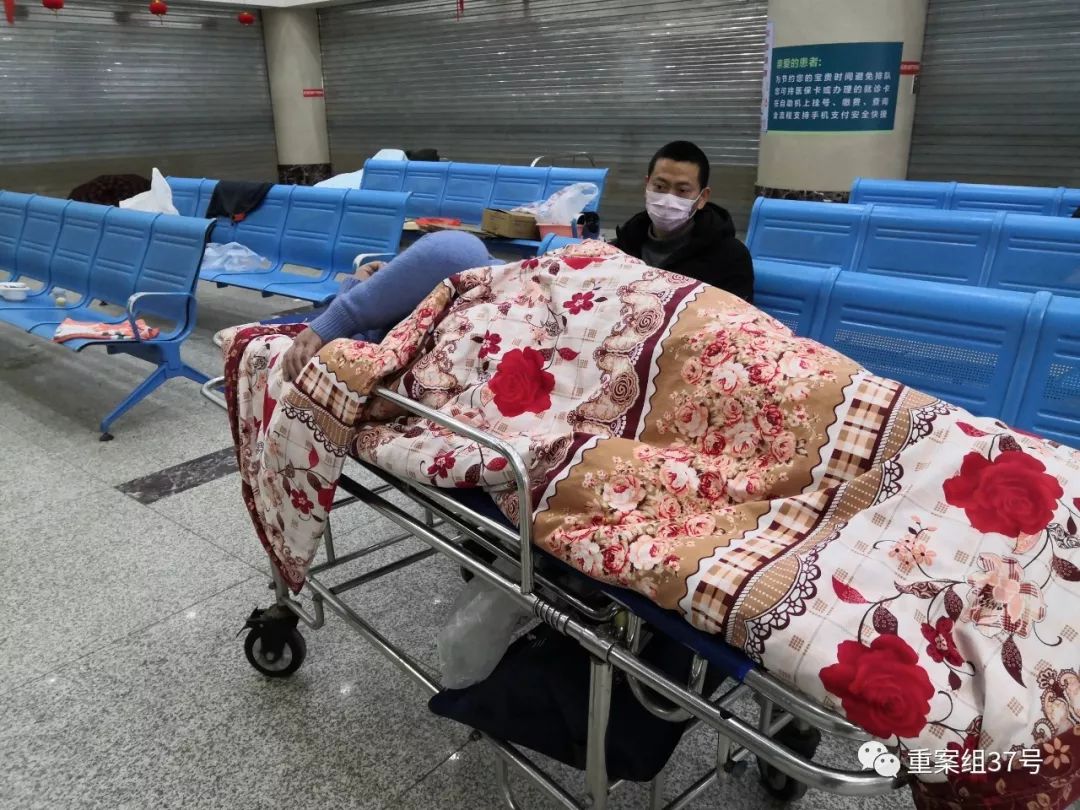 ▲2月8日,武汉普爱医院,一位没有床位的确诊患者正在吸氧,床下是氧气袋。