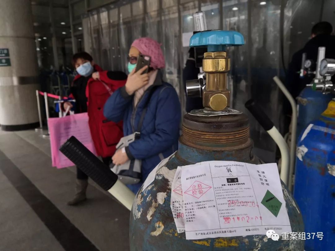 ▲2月7日,武汉同济医院发热门诊,一位患者正从空氧气瓶前走过。