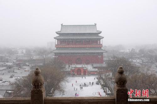 2月12日,北京上空下起了小雪,今天白天受陰雲和降雪的雙重打壓,降溫將超6℃,最高氣溫又會降至冰點以下。 <a target='_blank' href='http://www.chinanews.com/' >中新網</a>記者 李駿 攝