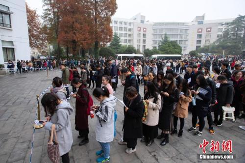 資料圖:2018年12月2日,考生在南京林業大學考點等候進場參加考試。 <a target='_blank' href='http://www.chinanews.com/'>中新社</a>發 蘇陽 攝 圖片來源:CNSPHOTO