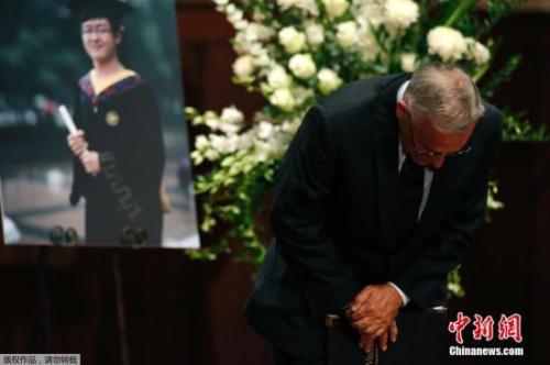 資料圖片:當地時間2014年8月1日,美國加州,南加州大學師生悼念遇襲身亡的中國留學生紀欣然。