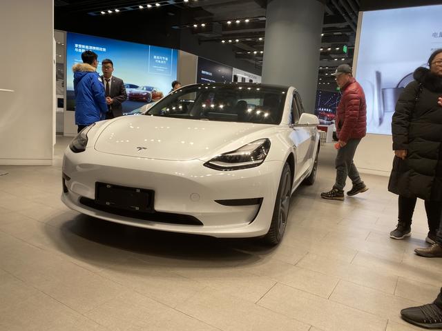 购车者在特斯拉销售店选车。(上海《每日经济新闻》)