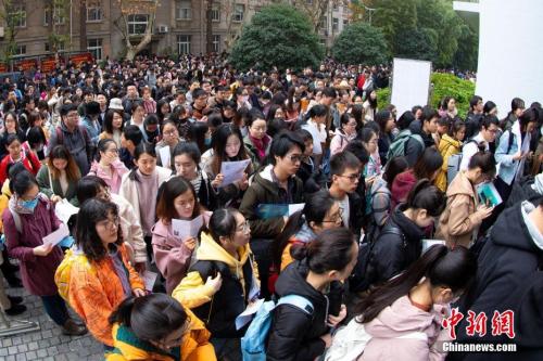 資料圖:2018年12月2日,考生在南京林業大學考點進場參加考試。 <a target='_blank' href='http://www.chinanews.com/'>中新社</a>發 蘇陽 攝 圖片來源:CNSPHOTO