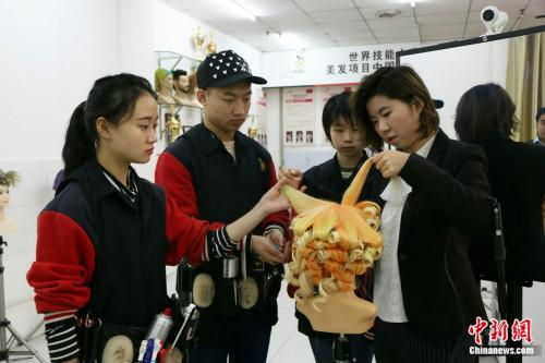 资料图:世界技能大赛冠军聂凤对她的学生进行指导。<a target='_blank' href='http://www.chinanews.com/' >中新网</a> 王禹 摄
