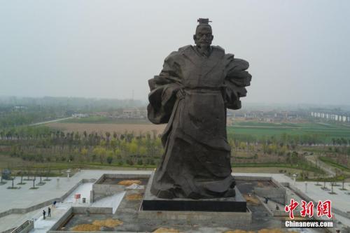 徐州豐縣高達42.6米的劉邦銅像。<a target='_blank' href='http://www.chinanews.com/'>中新社</a>記者 泱波 攝