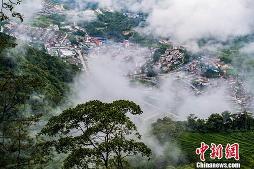 林芝市墨脫縣位於西藏東南部,平均海拔1200米,雨量充沛、四季如春。由於是中國最後一個不通公路的縣,素有“蓮花祕境”的稱號。2013年墨脫公路正式通車,從此告別了“高原孤島”歷史。資料圖爲西藏墨脫縣。<a target='_blank' href='http://www.chinanews.com/'>中新社</a>記者 何蓬磊 攝