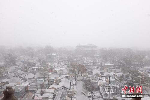 2月12日,北京上空下起了小雪,今天白天受陰雲和降雪的雙重打壓,降溫將超6℃,最高氣溫又會降至冰點以下。 <a target='_blank' href='http://www.chinanews.com/' >中新網</a>記者 李駿 攝