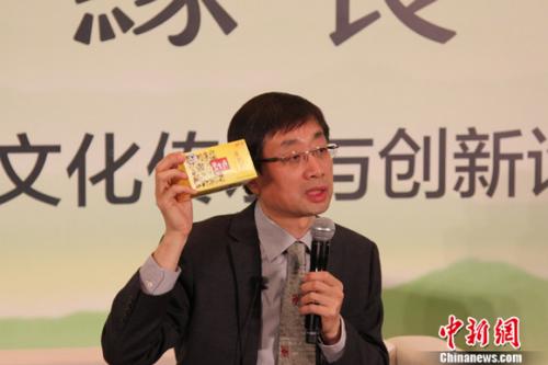 资料图:赵一弘董事长在“源远 缘长”2014年碧生源品牌文化传承与创新论坛上答记者问。
