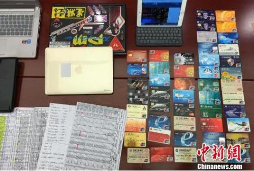 警方展示缴获的非法集资作案工具及涉案证据 陈骥旻 摄