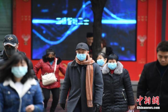重慶啓動重大突發公共衛生事件I級響應 民衆戴口罩出行。陳超 攝