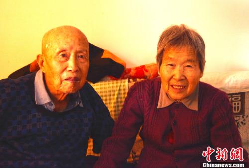 91歲的周佔科和李德貞老人。<a target='_blank' href='http://www.chinanews.com/' >中新網</a>記者 邢蕊 攝