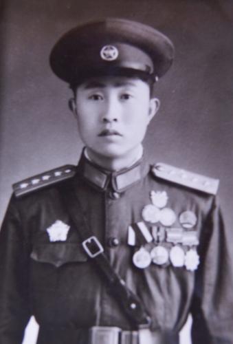 時任解放軍第一步兵學校政治教員的周老。受訪者供圖。