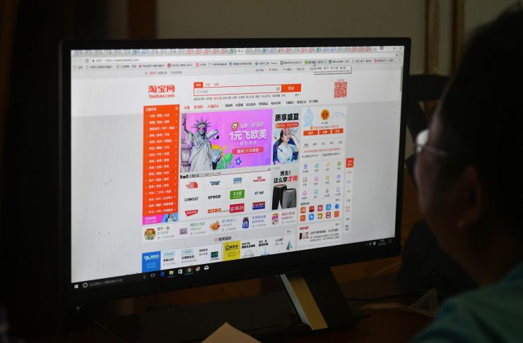 人們正在上網購物。(圖片來源:中新社資料圖)