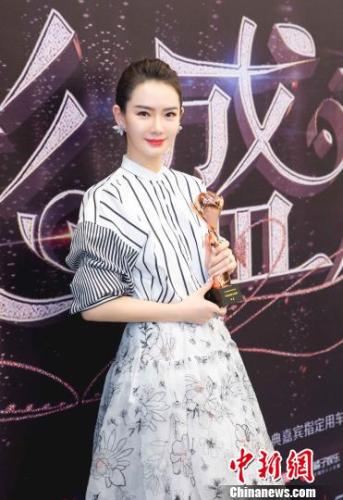 戚薇获颁第三届金骨朵网络影视盛典年度品质女演员。 苏丹 摄