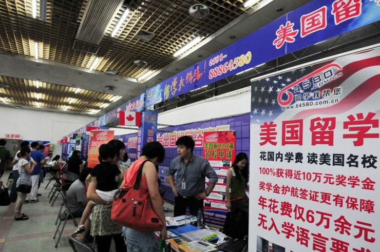 圖爲福州家長和學生在瞭解有關出國留學情況。(圖片來源:中新社資料圖)