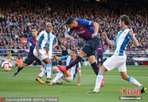 资料图:巴萨球员争球。图片来源:Osports全体育图片社