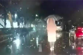 武漢女醫生汪曉婷因擔心感染丈夫而執意走路去上夜班。圖片來源:視頻截圖