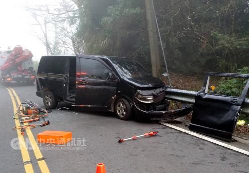 阿里山公路發生廂型車不慎擦撞護欄事故。圖片來源:臺灣“中央社” 臺灣嘉義縣消防局供圖