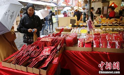 資料圖:民衆購買紅包袋。 <a target='_blank' href='http://www.chinanews.com/'>中新社</a>記者 陳小願 攝