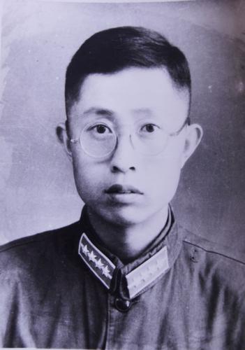 年輕時的周佔科。受訪者供圖