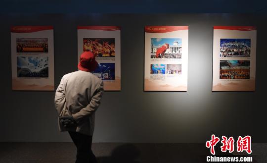 一位市民在觀展。 王剛 攝