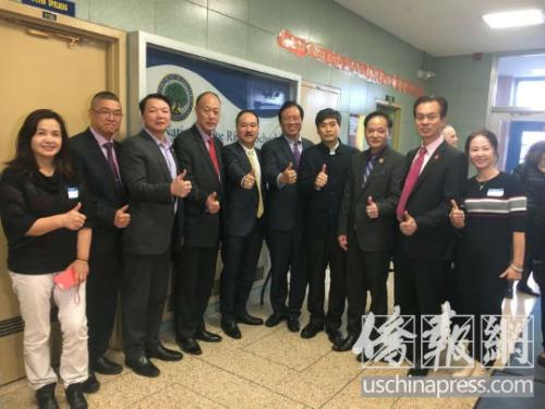 侨领为首位亚裔参议员刘醇逸点赞。(图片来源:美国侨报网记者张晶摄)