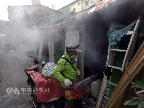 高雄市卫生局春节期间防疫不打烊,在个案住处周边加强消毒。图片来源:台湾“中央社” 高雄市卫生局供图