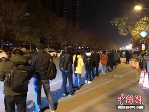 資料圖:早上5:30排隊乘車的上班族。 冷昊陽 攝