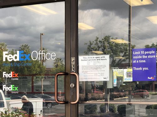 FedEx邮局仅允许店内10人(记者鲍佳琪/摄)