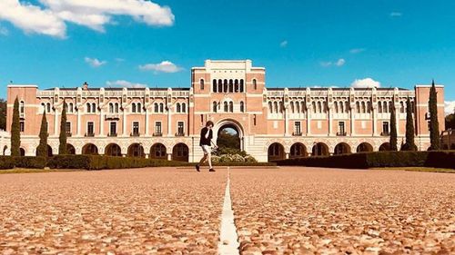 萊斯大學(Rice University)縮短秋季學期,至11月感恩節前完結。