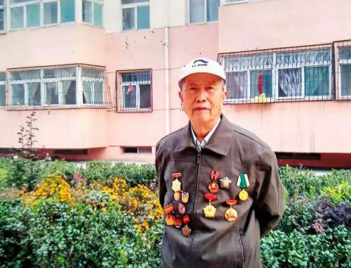 搬進樓房後的周老,高興的合不攏嘴。受訪者供圖