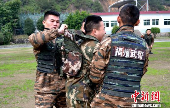 圖爲官兵們在一起玩撕名牌大作戰。 供圖 攝