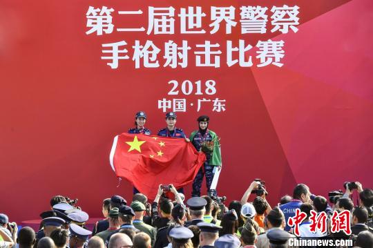 中國一隊選手高夢旎(中)奪得女子個人賽第一名。 陳驥旻 攝