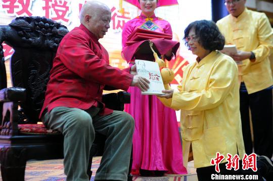 馬來西亞弟子向韋貴康大師呈遞拜師帖。 蔣雪林 攝