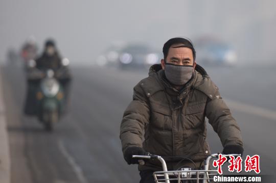山西省要求各市要加強重污染天氣會商,按照預測峯值濃度,啓動相應級別預警。解除預警時,要預測空氣質量達到中度污染以下持續36小時以上時纔可解除。 韋亮 攝