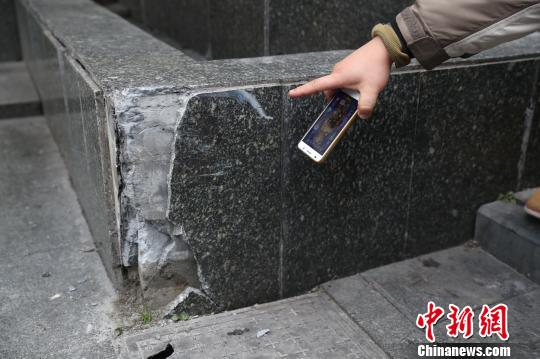 上海发生交通事故致台湾游客1死8伤,图为事故现场 张亨伟 摄