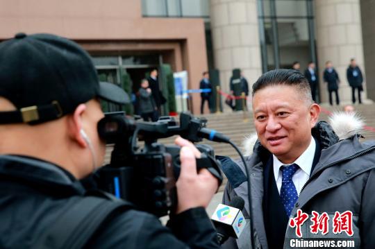 圖爲政協委員接受記者採訪。 樑犇 攝