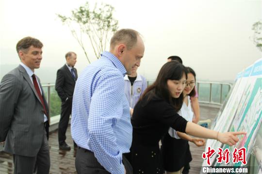 圖爲考察團在重慶實地參訪。 王偉臣 攝