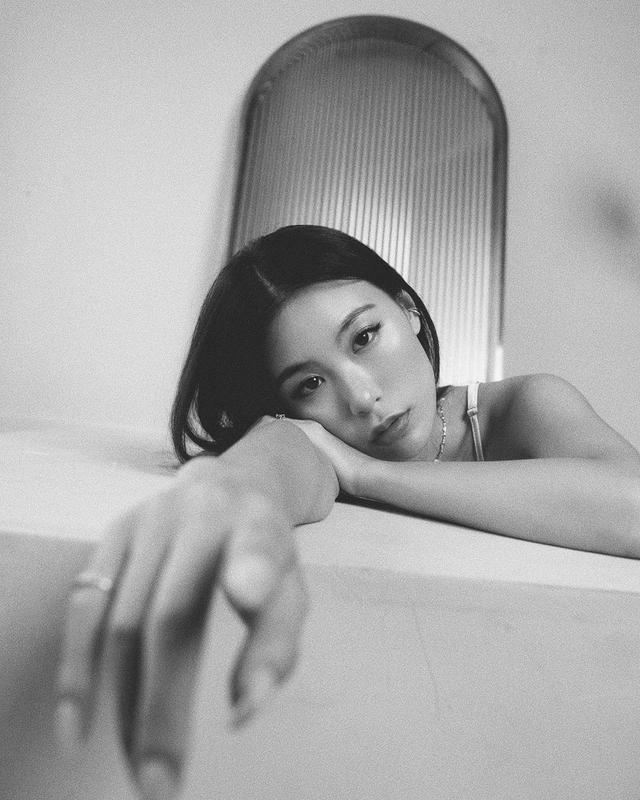 高以翔女友罕见晒黑白照,疑回怼外界恶评,眼神迷离状态憔悴