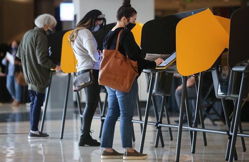 選民25日在加州洛杉磯提前投票。